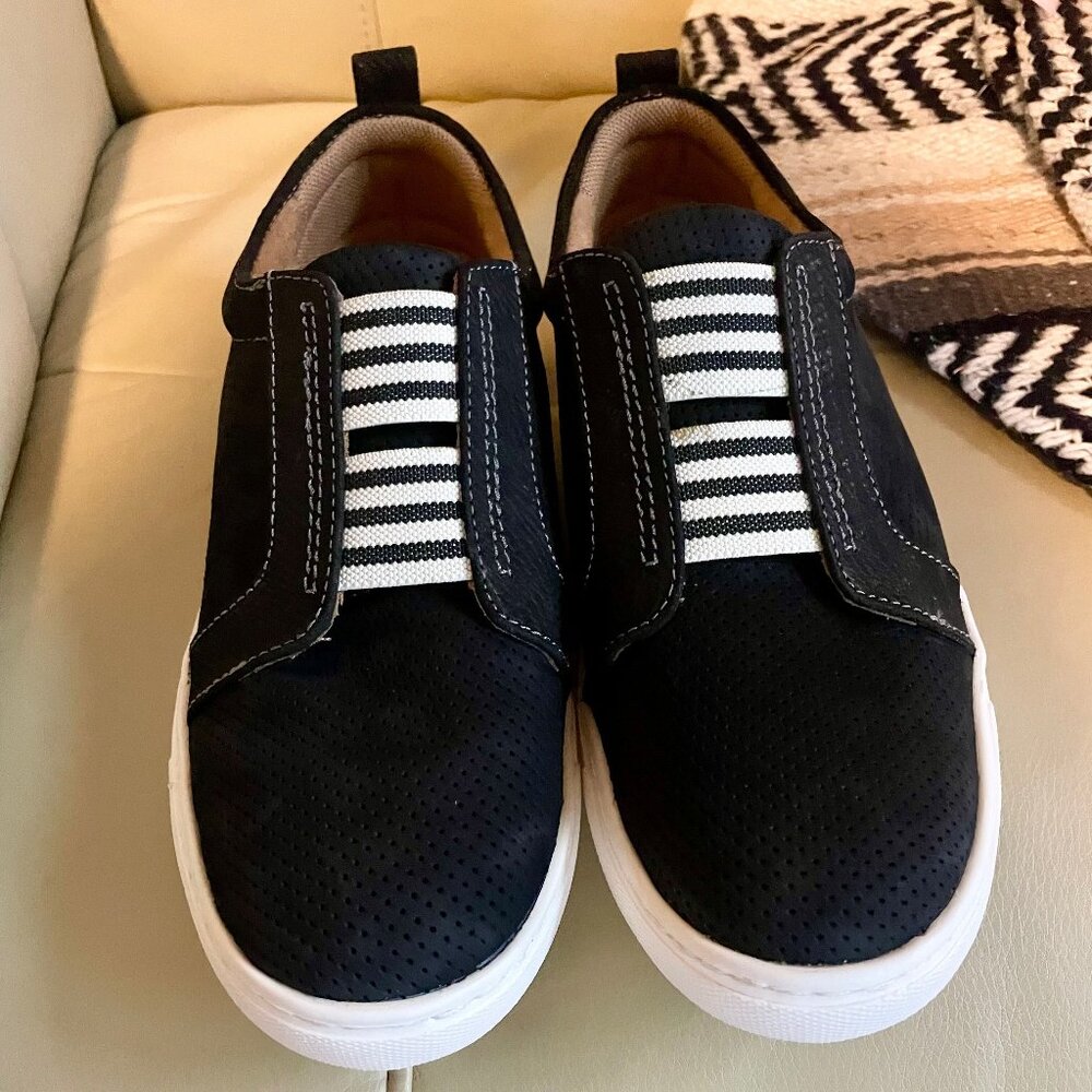 Size 8.5 Comfortiva leather Black and White Tacey slip on Sneakers